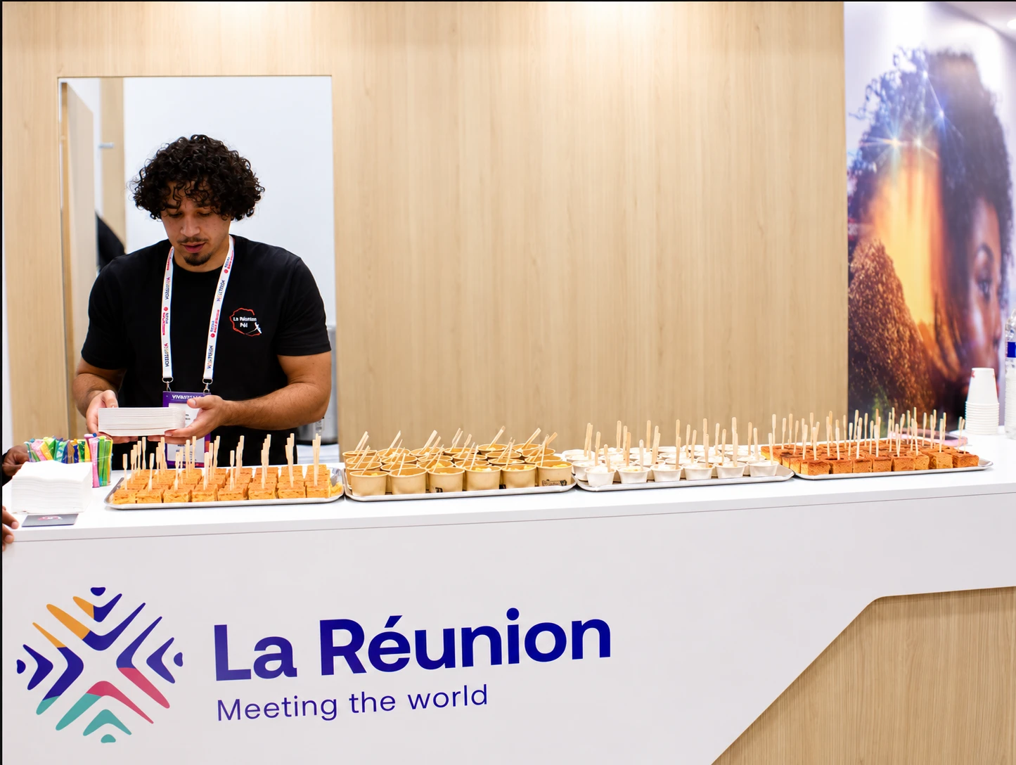 Tom, fondateur de Servio, prépare un buffet de bouchées sur un stand de salon professionnel